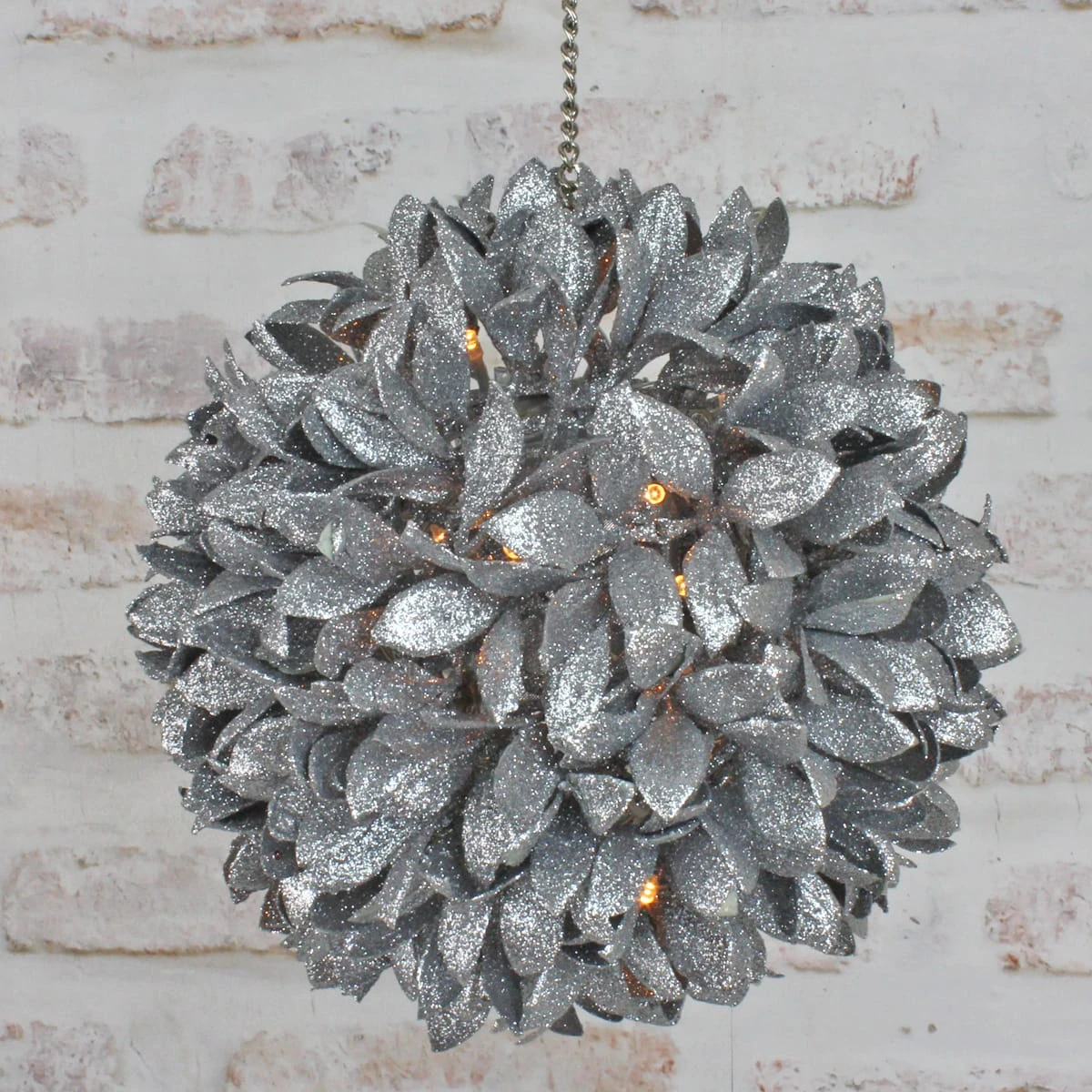 LED Dekoleuchte Glitzerball Silberne Blätter D: 21cm In Silber