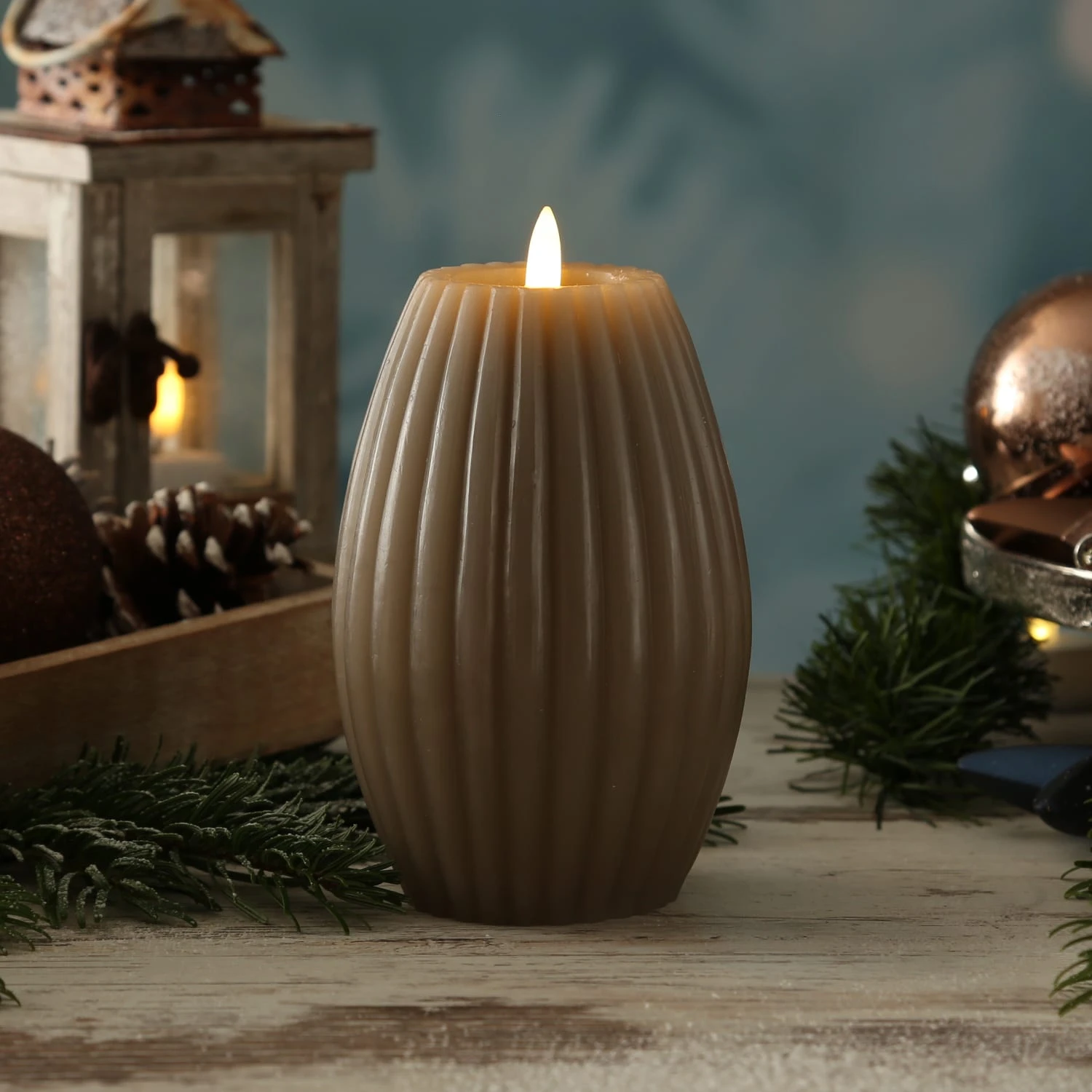 LED Kerze LIV Mit Rillen Echtwachs Flackernd H: 17cm In Taupe – Bild 3