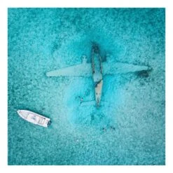 Leinwandbild - Top View Flugzeugwrack Im Meer In Türkis